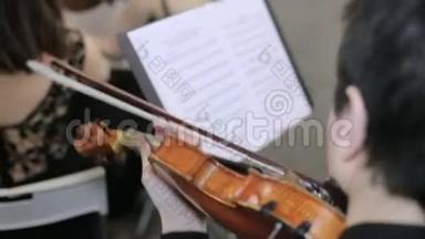 音乐家拉小提琴、古典音乐的特写